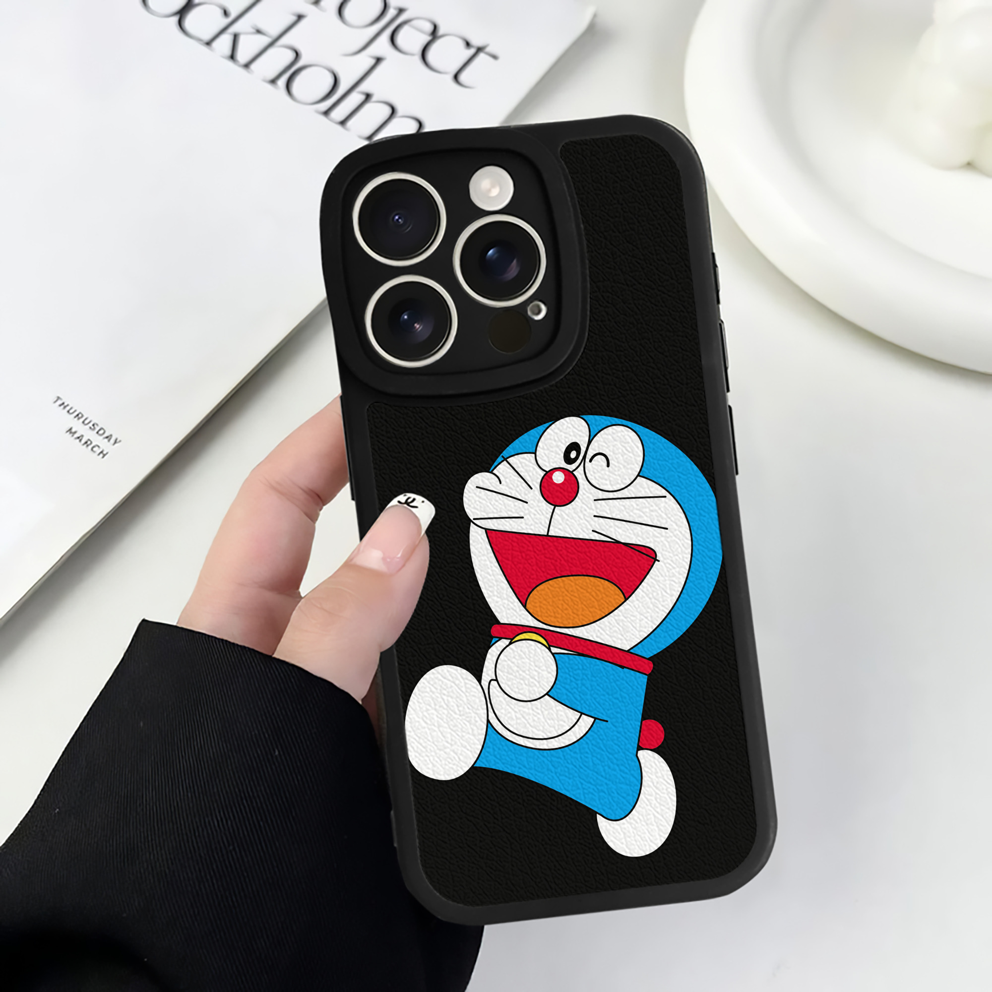 （画像用） ドラえもん Doraemon 【iPhone 16シリーズ対応】シリコンスマホケース（レザー調） 材質：シリコン